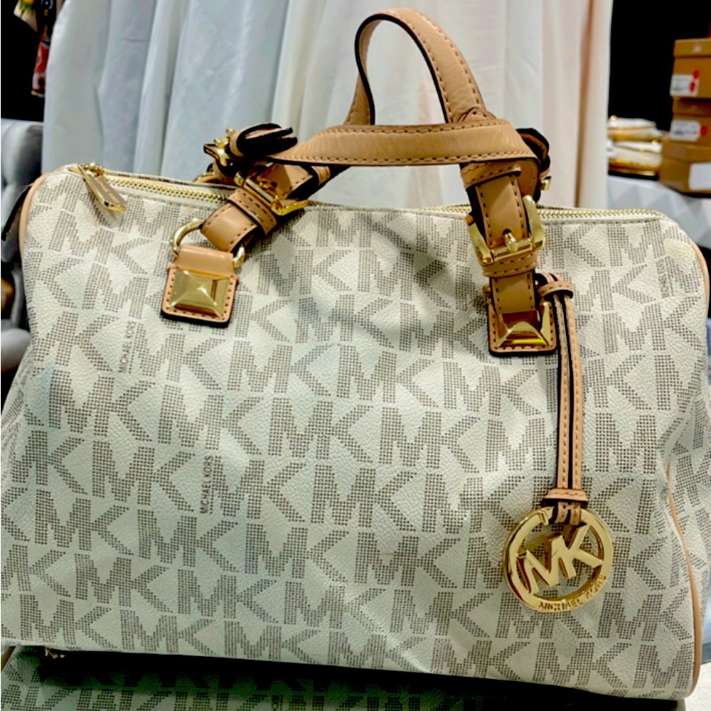 MK medium size handbag in great condition. Elbow strap